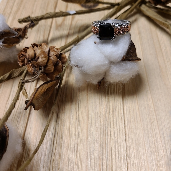 Exquisite Black Stone Ring with Rose Gold and Silver Accents - Picture 14 of 14